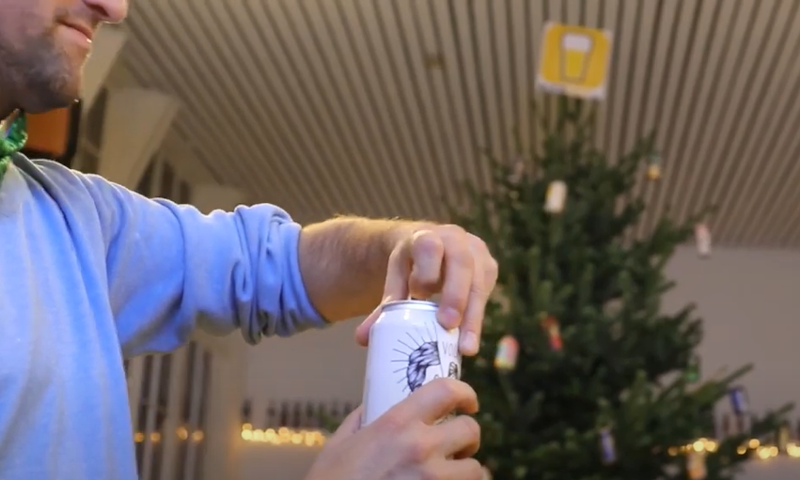 Jeroen Jaspers opent blikje voor in de kerstboom vol bierblikjes